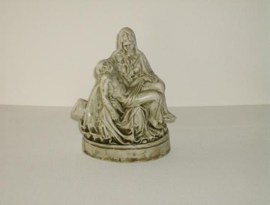 La statua della Pieta’ ceramica